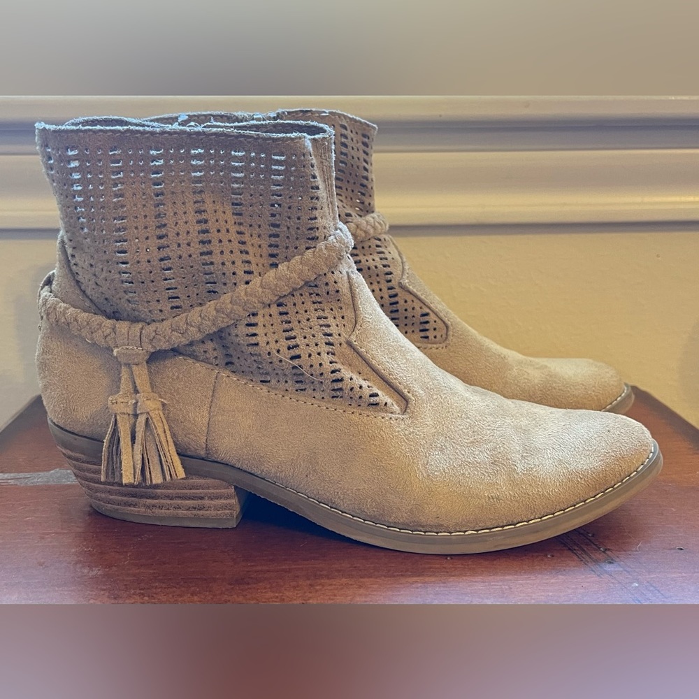 Women’s tan suede booties